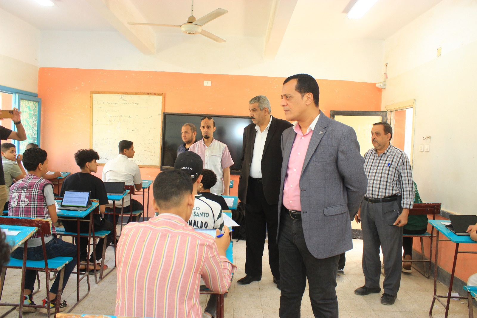 مدير تعليم سوهاج يتفقد امتحانات الفصل الدراسي الثاني لصفوف النقل بالمرحلة الثانوية