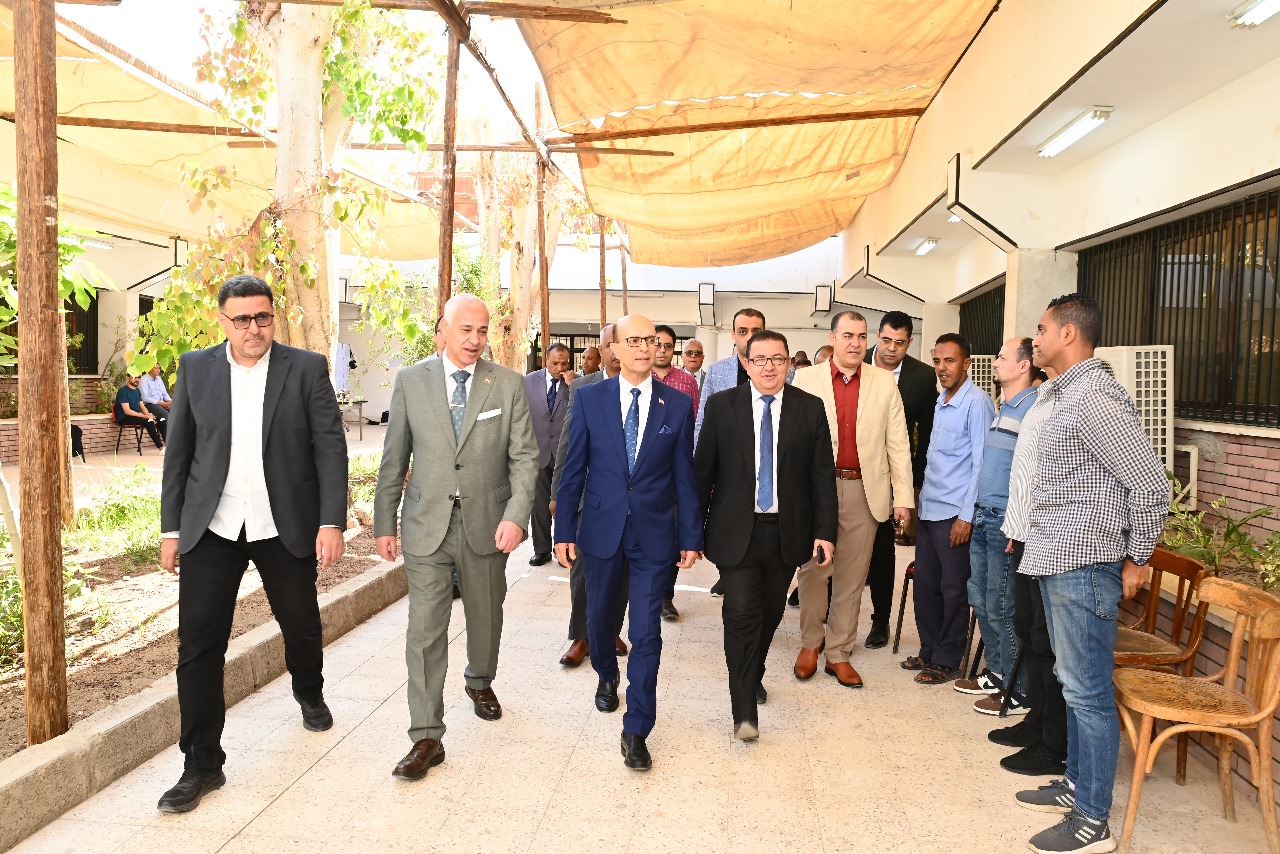 رئيس جامعة أسيوط يتابع امتحانات الفصل الدراسي الثاني