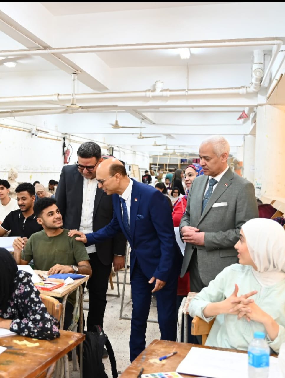 رئيس جامعة أسيوط يتابع امتحانات الفصل الدراسي الثاني