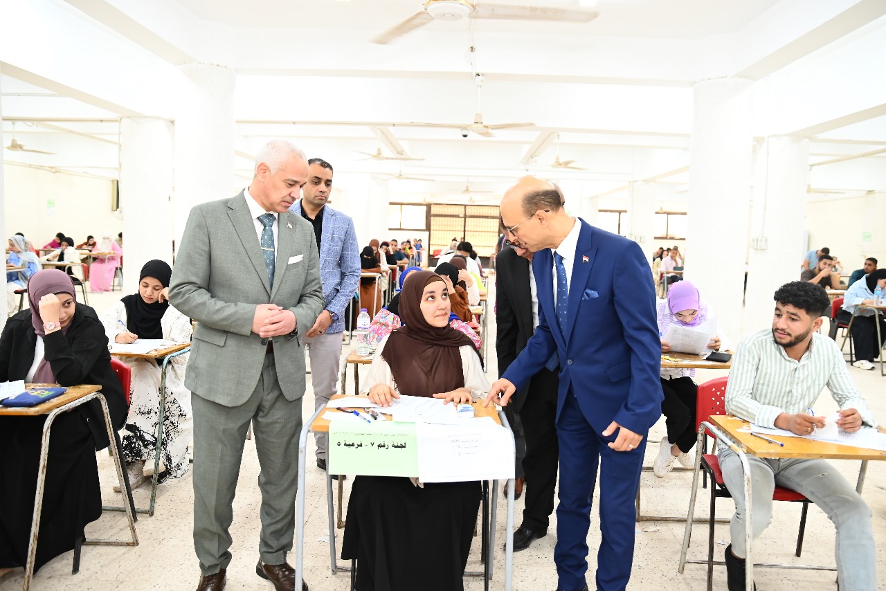 رئيس جامعة أسيوط يتابع امتحانات الفصل الدراسي الثاني