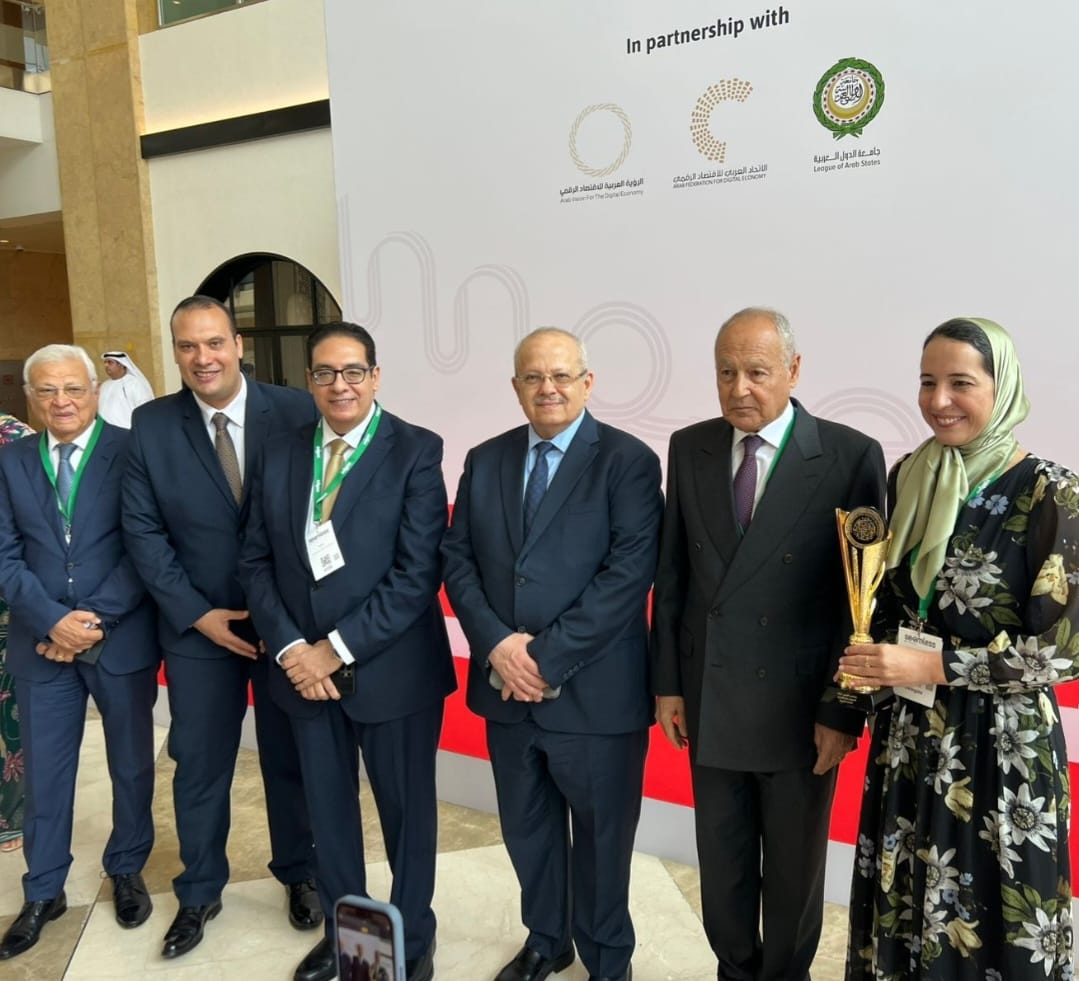جامعة القاهرة تستعرض رؤيتها الرقمية في مؤتمر ومعرض سيملس 2025 بدبي