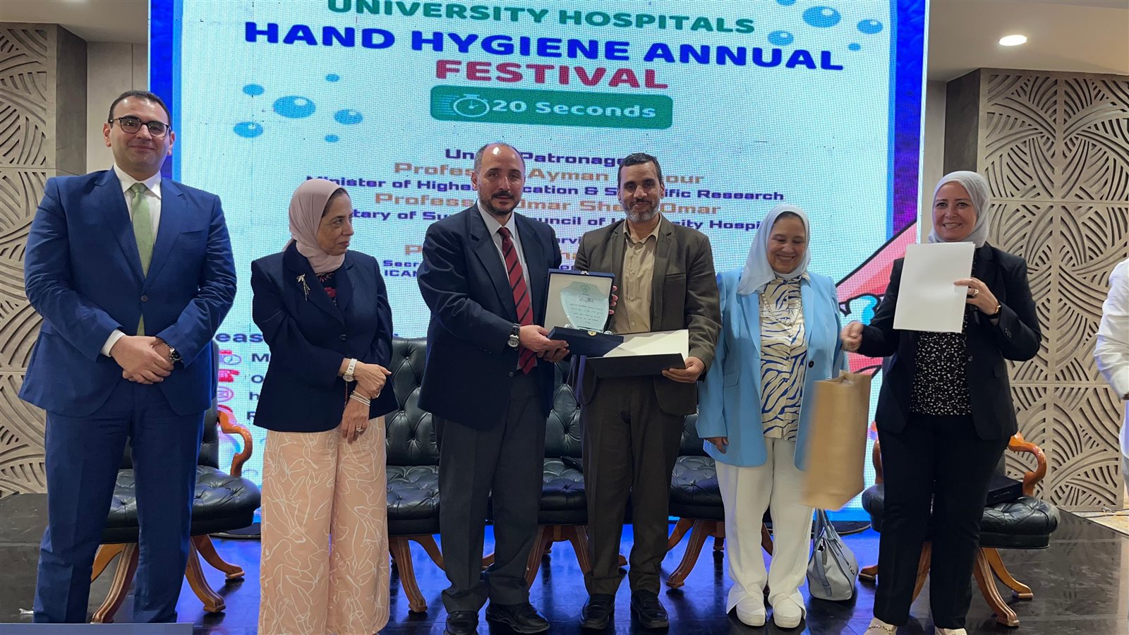 المستشفيات الجامعية توضح طرق مكافحة العدوي في اليوم العالمي لنظافة الإيدي