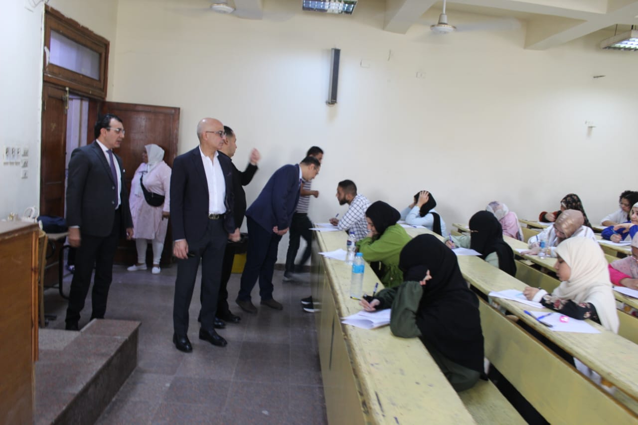 جولة لرئيس جامعة عين شمس لمتابعة الامتحانات وضمان راحة الطلاب