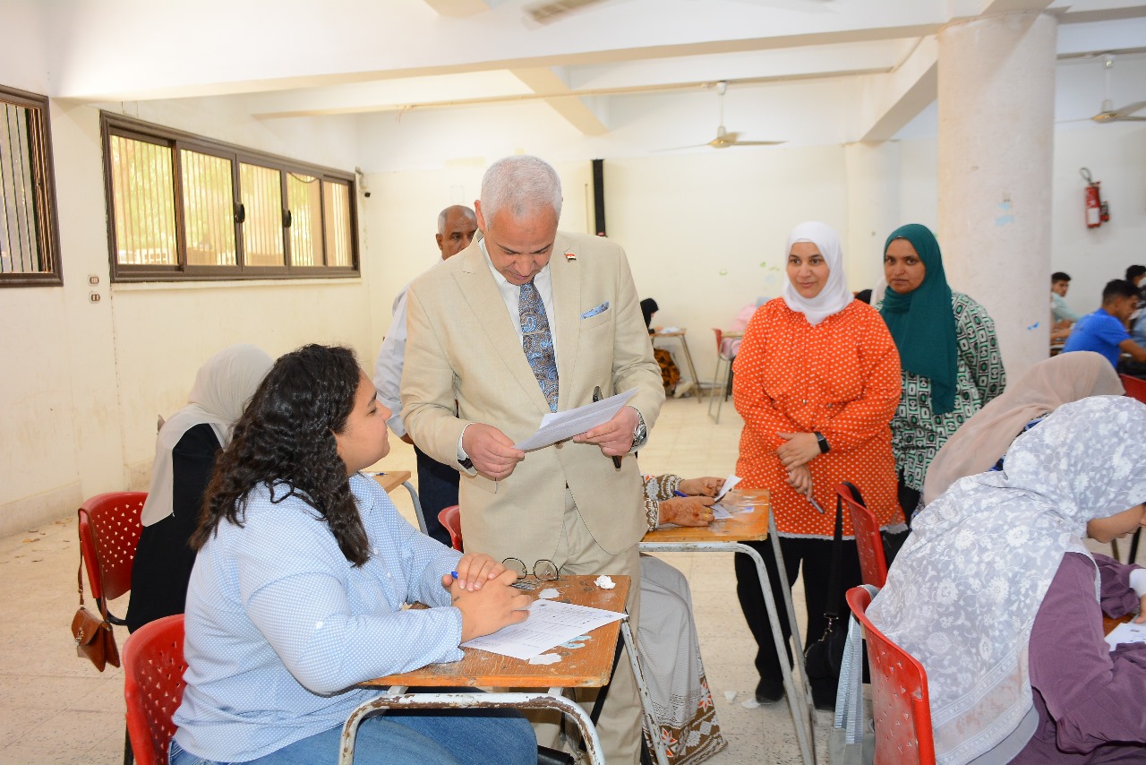 الهدوء والالتزام يسيطران على امتحانات نهاية العام داخل جامعة أسيوط