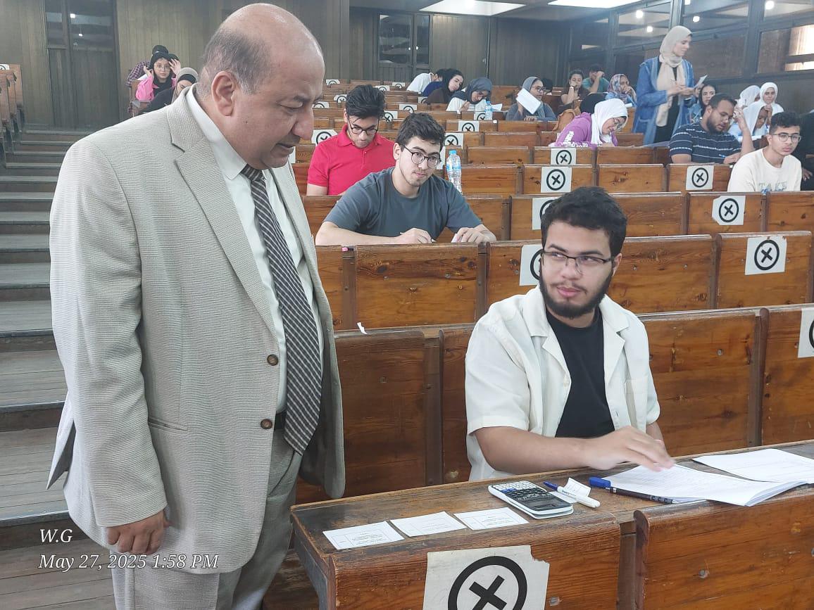 جولة تفقدية لنائب رئيس جامعة القاهرة لضبط وانتظام لجان الامتحانات