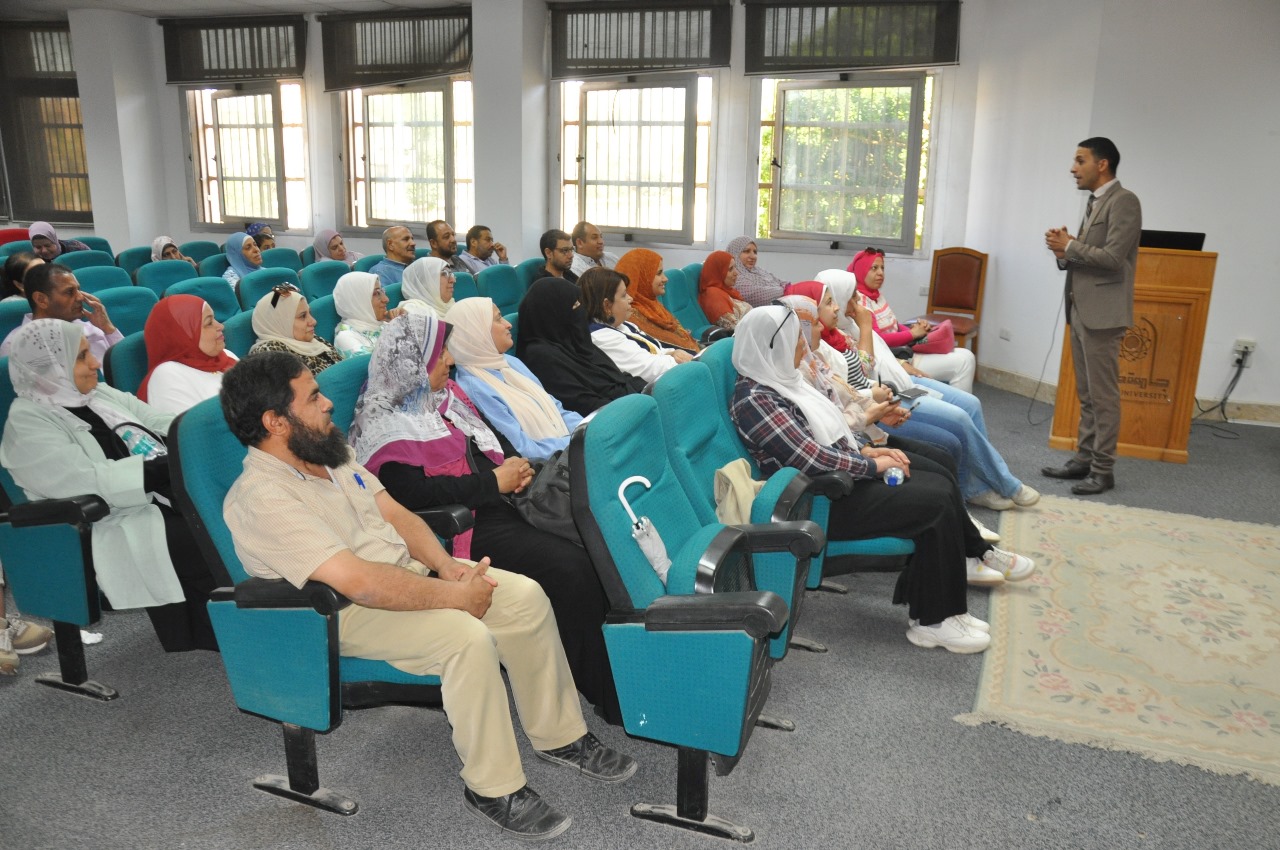 جامعة حلوان ترسخ تطوير الكوادر وتطوير الأداء