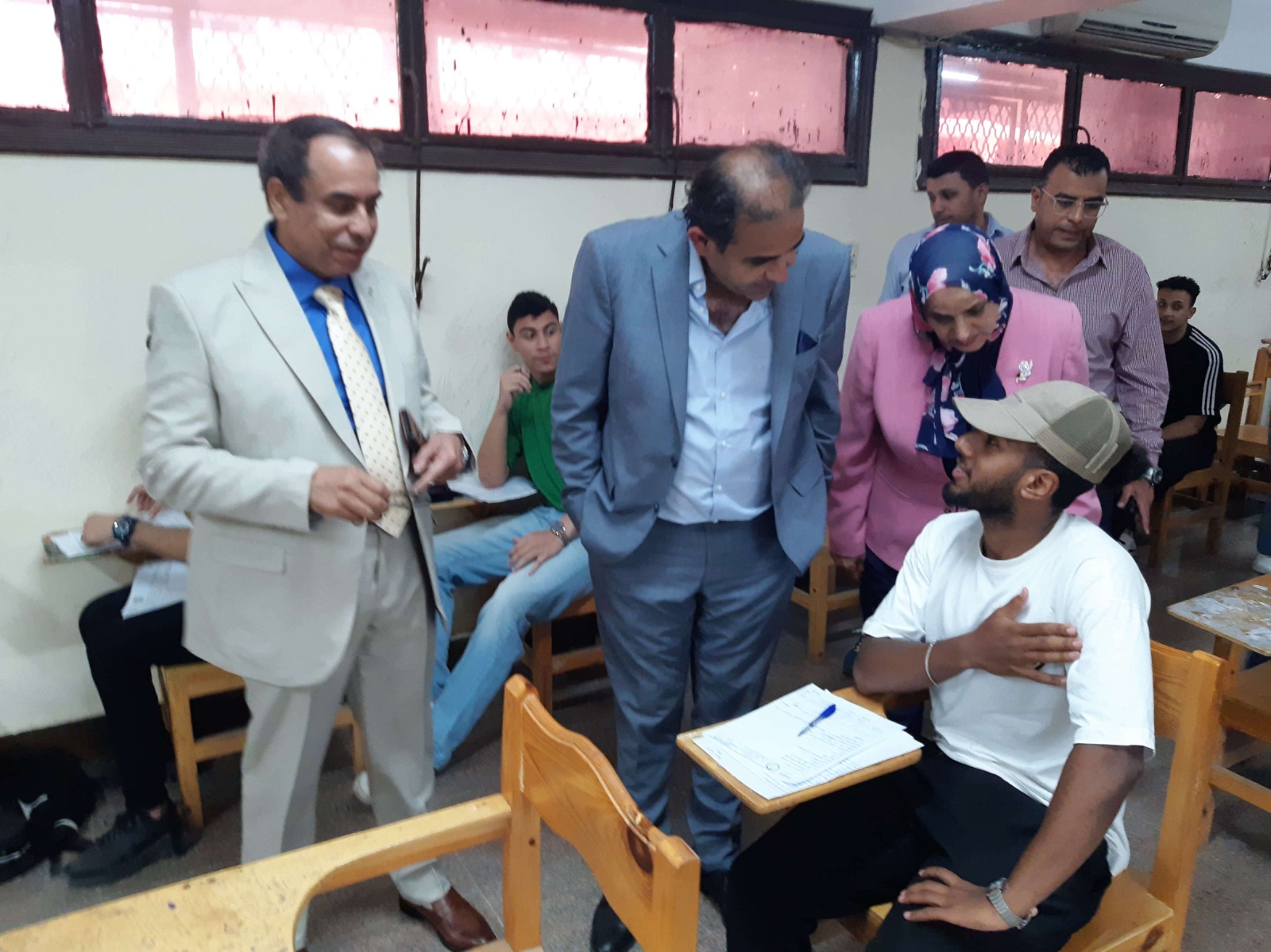رئيس جامعة بورسعيد يتفقد سير اعمال امتحانات الفصل الدراسى الثانى