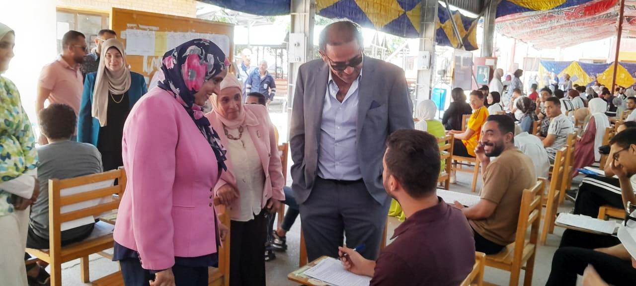 رئيس جامعة بورسعيد يتفقد سير اعمال امتحانات الفصل الدراسى الثانى