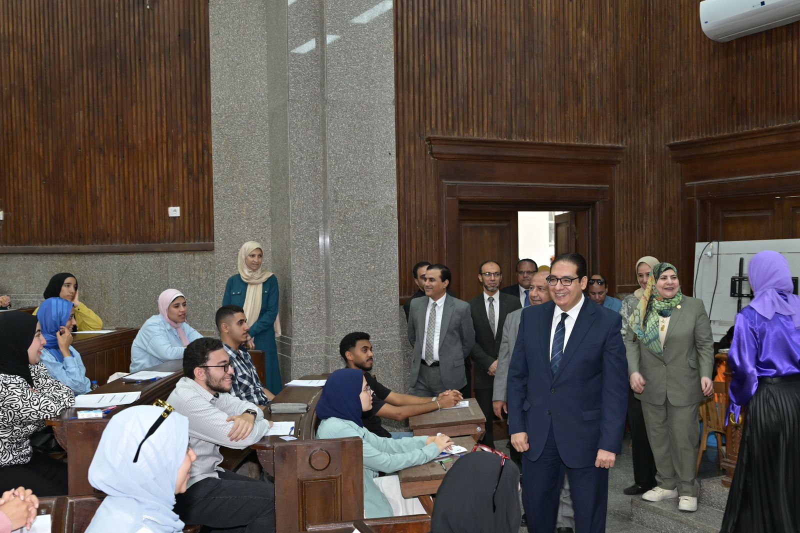 جولة مفاجئة لرئيس جامعة القاهرة لمتابعة امتحانات آخر العام في 3 كليات 