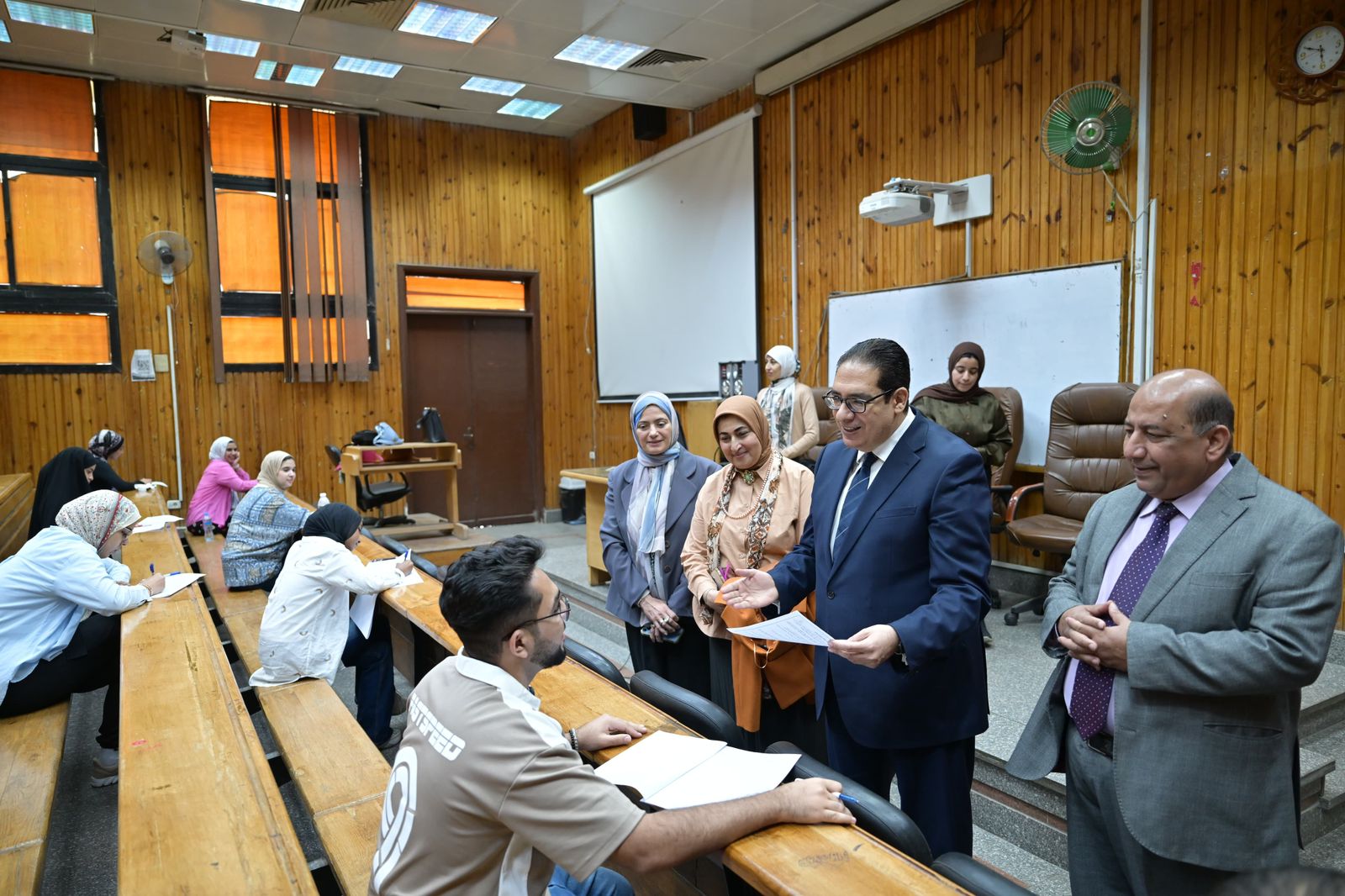 جولة مفاجئة لرئيس جامعة القاهرة لمتابعة امتحانات آخر العام في 3 كليات 