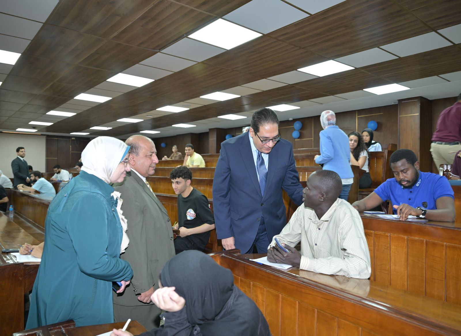 جولة مفاجئة لرئيس جامعة القاهرة لمتابعة امتحانات آخر العام في 3 كليات 