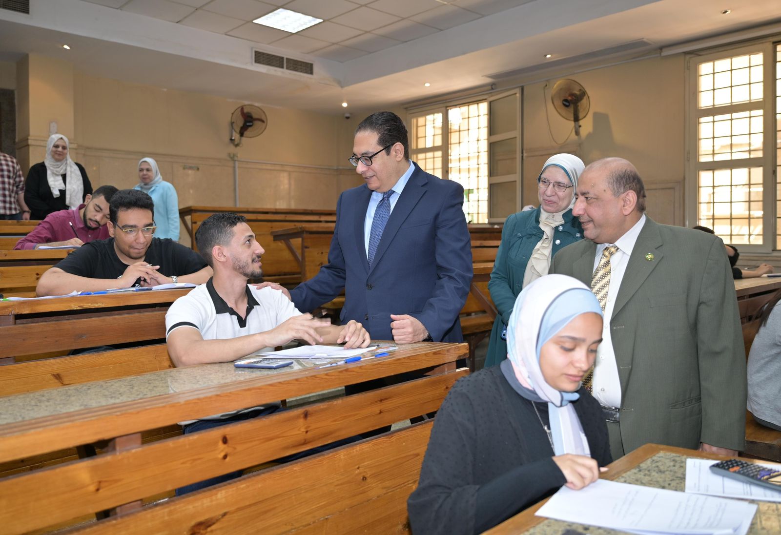جولة مفاجئة لرئيس جامعة القاهرة لمتابعة امتحانات آخر العام في 3 كليات 