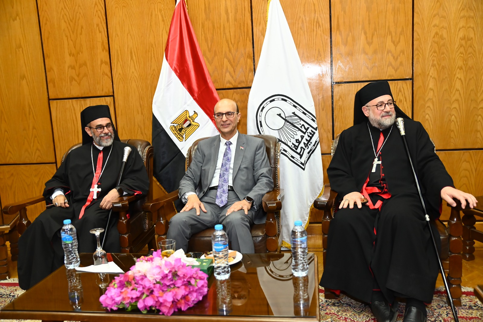 رئيس جامعة أسيوط يلتقي قيادات الكنائس لتهنئة عيد الأضحى المبارك