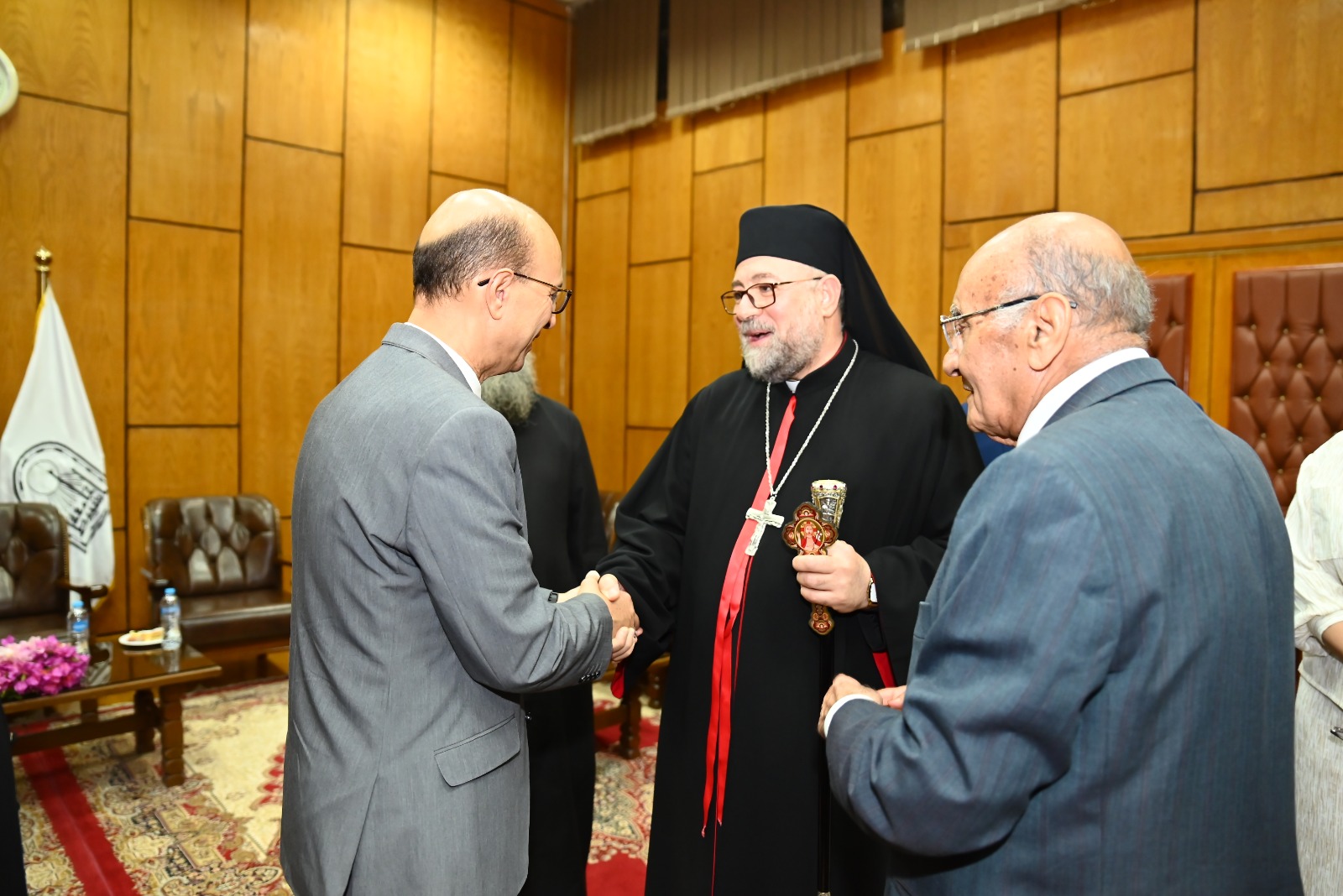 رئيس جامعة أسيوط يلتقي قيادات الكنائس لتهنئة عيد الأضحى المبارك