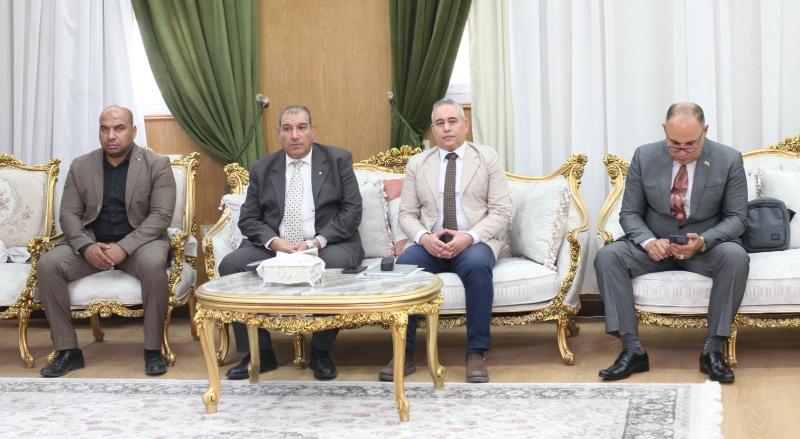 رئيس جامعة جنوب الوادي يبحث مع نائب وزير الصحة دعم الصحة الإنجابية في قنا