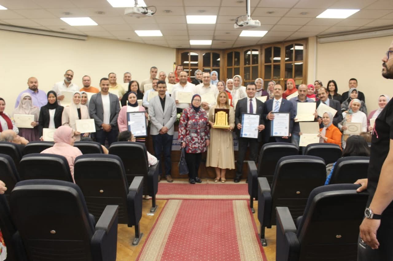 كلية الآداب جامعة عين شمس تحصل رسميًا على ثلاث شهادات أيزو دولية معتمدة