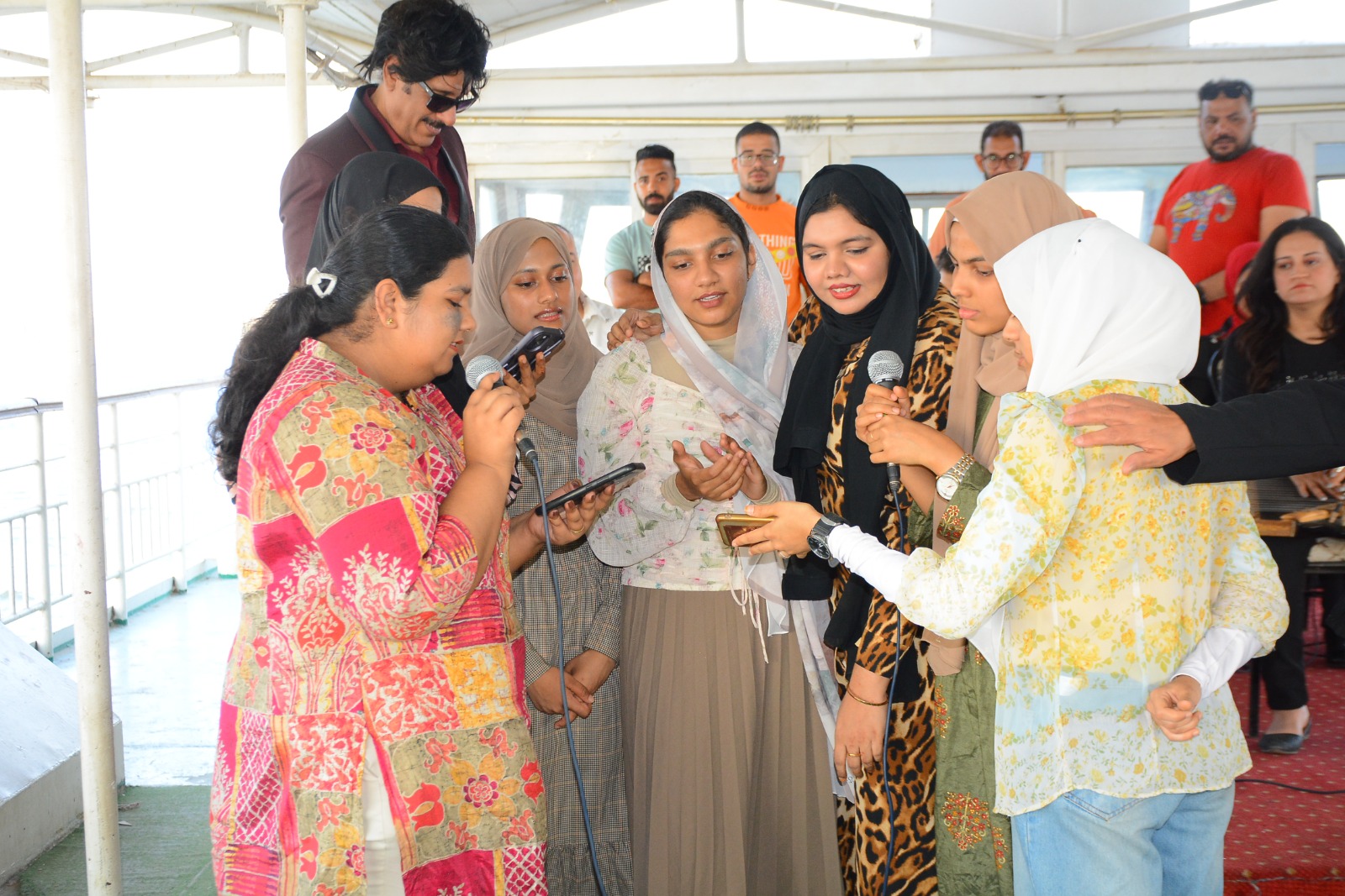 رحلة نيلية ترفيهية للوافدات الهنديات برعاية رئيس جامعة أسيوط