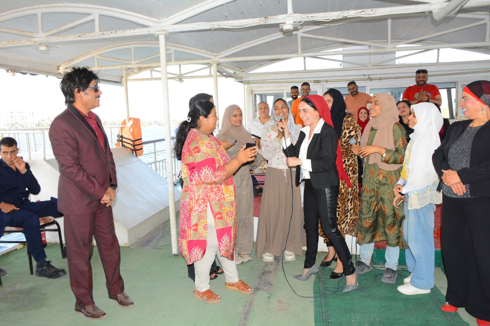 رحلة نيلية ترفيهية للوافدات الهنديات برعاية رئيس جامعة أسيوط