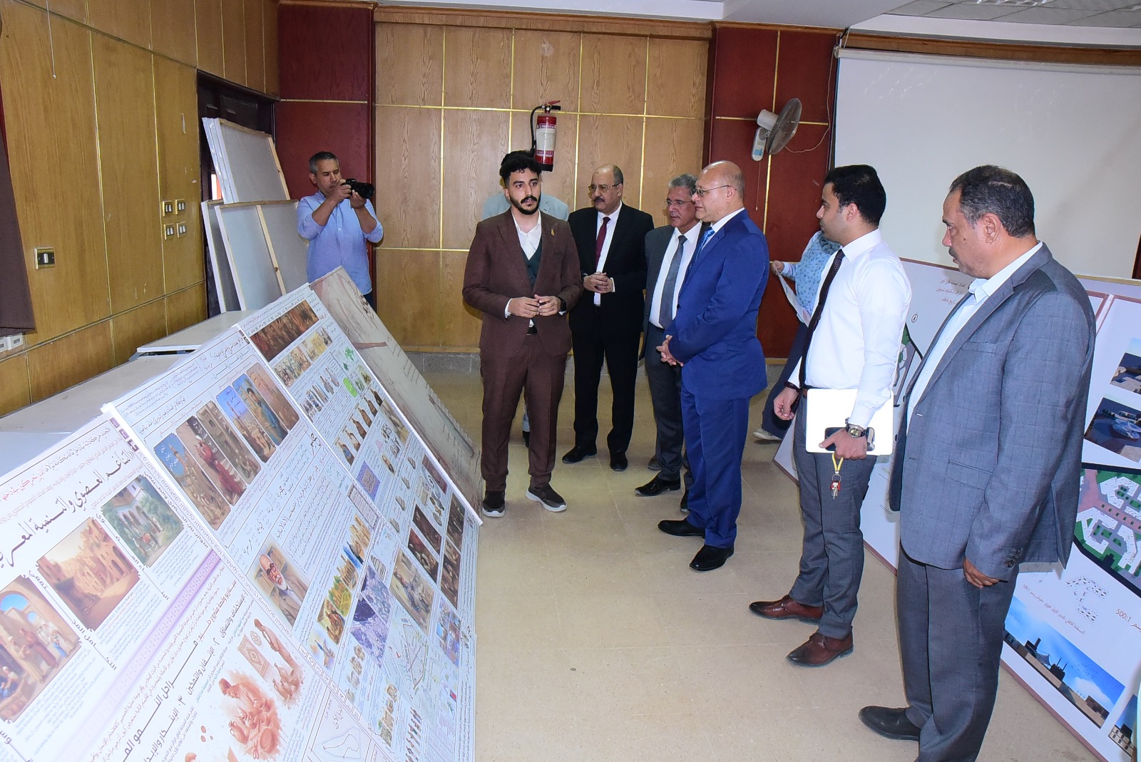 رئيس جامعة سوهاج يشاهد إبداعات تخرج طلاب كلية الهندسة