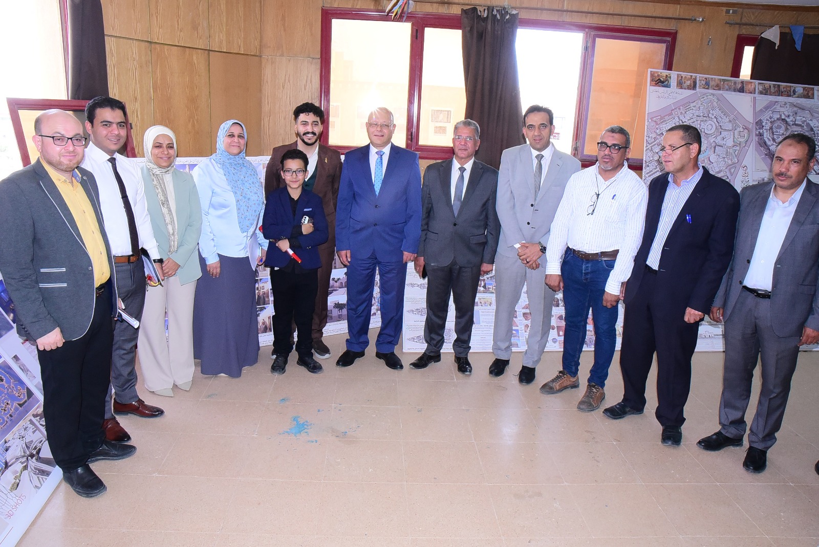 رئيس جامعة سوهاج يشاهد إبداعات تخرج طلاب كلية الهندسة