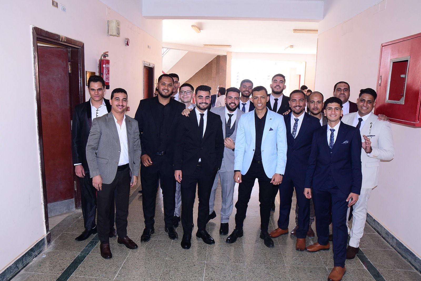 رئيس جامعة سوهاج يشاهد إبداعات تخرج طلاب كلية الهندسة