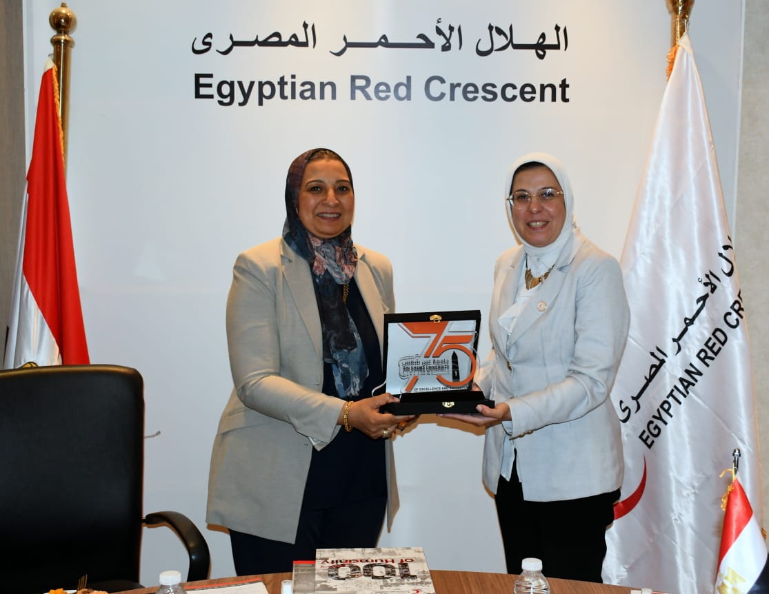 جامعة عين شمس تدعم العمل الإنساني بزيارة رسمية للهلال الأحمر المصري