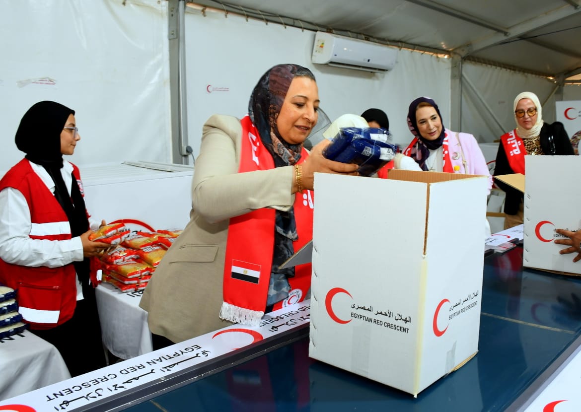 جامعة عين شمس تدعم العمل الإنساني بزيارة رسمية للهلال الأحمر المصري