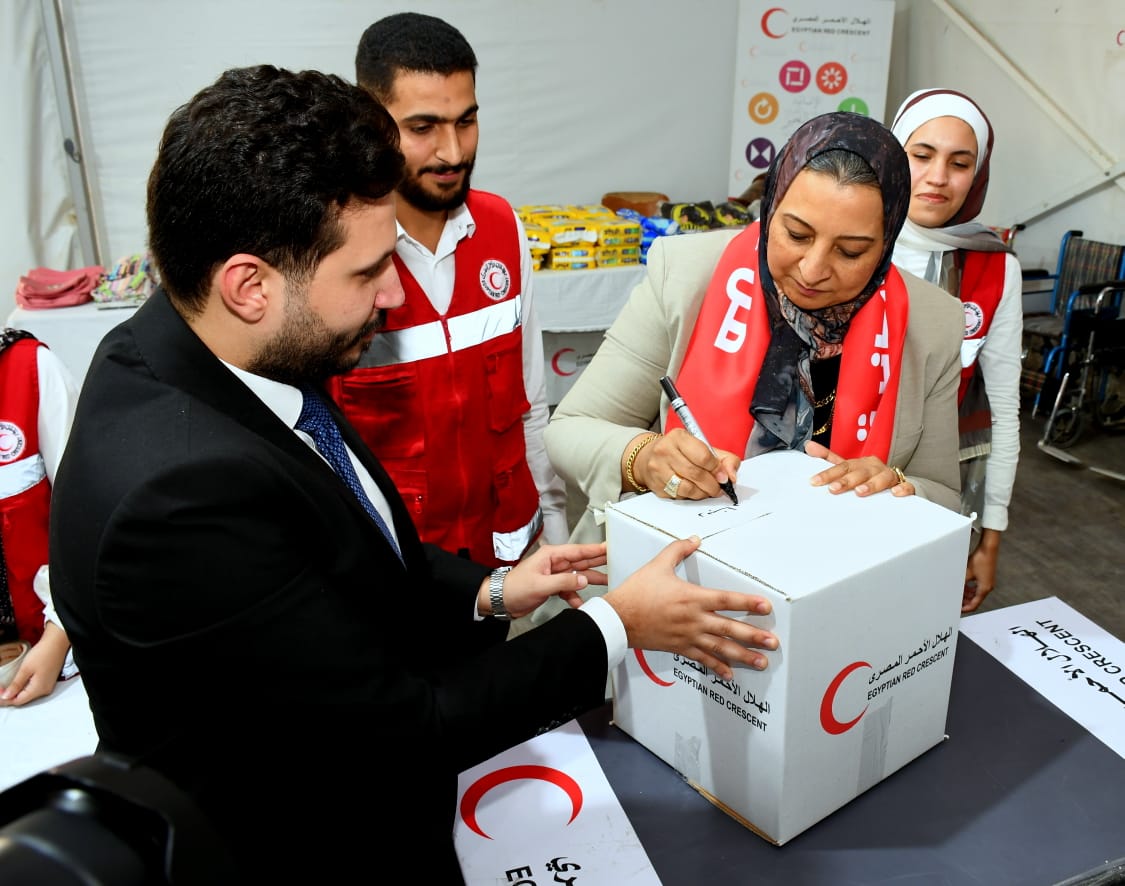 جامعة عين شمس تدعم العمل الإنساني بزيارة رسمية للهلال الأحمر المصري