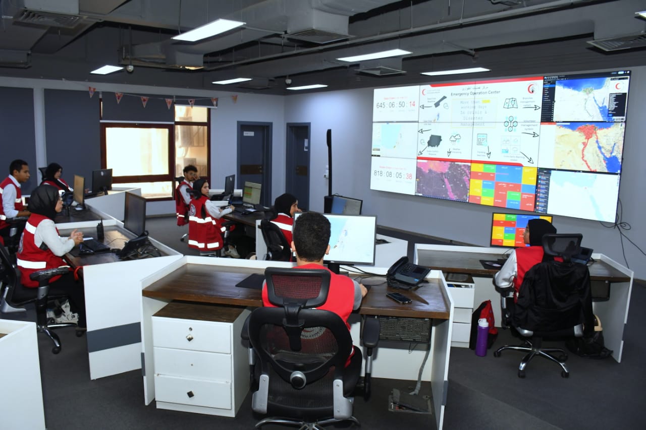 جامعة عين شمس تدعم العمل الإنساني بزيارة رسمية للهلال الأحمر المصري