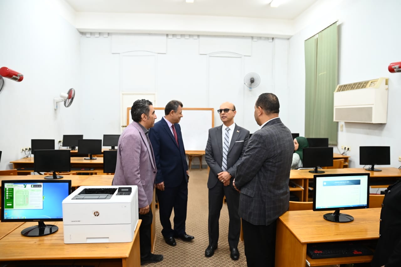 رئيس جامعة أسيوط يتابع جاهزية معامل التنسيق