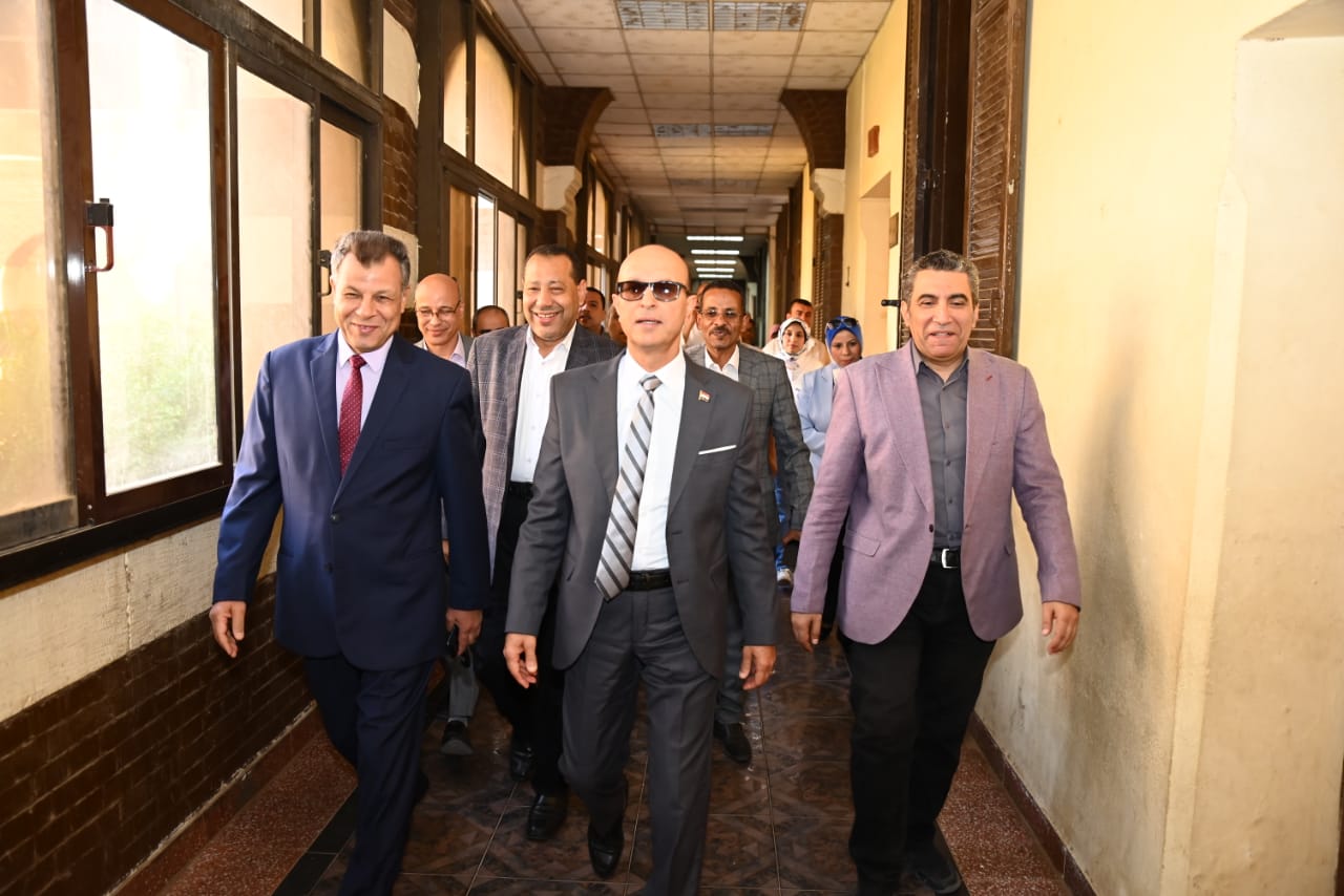 رئيس جامعة أسيوط يتابع جاهزية معامل التنسيق
