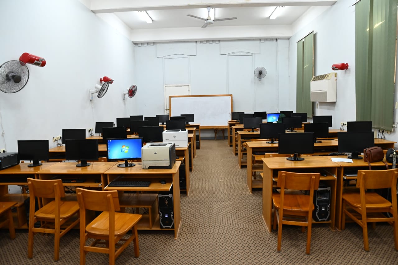 رئيس جامعة أسيوط يتابع جاهزية معامل التنسيق