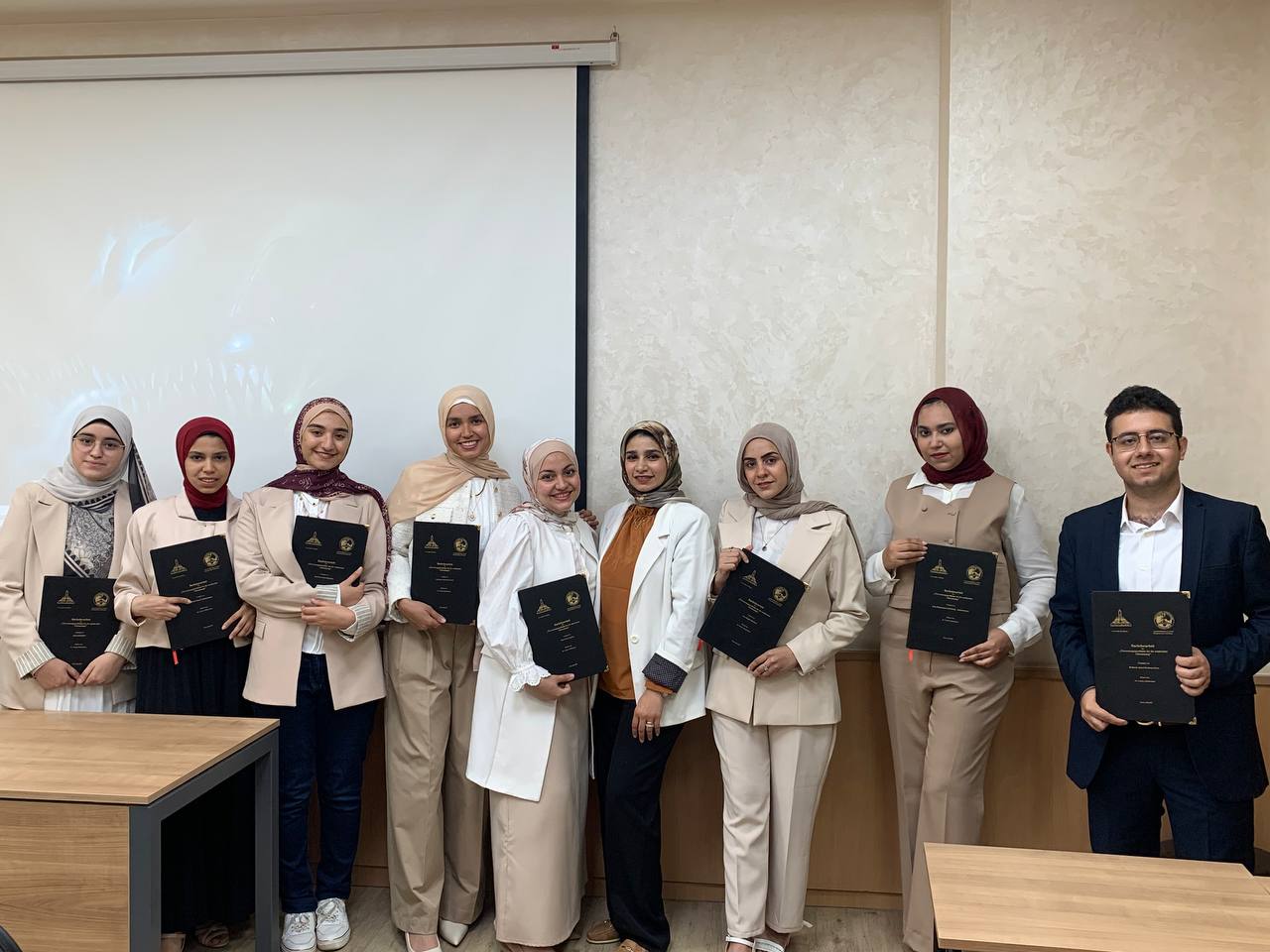 جامعة عين شمس تعرض أبحاثًا مبتكرة لطلاب الألسن بنظام الساعات