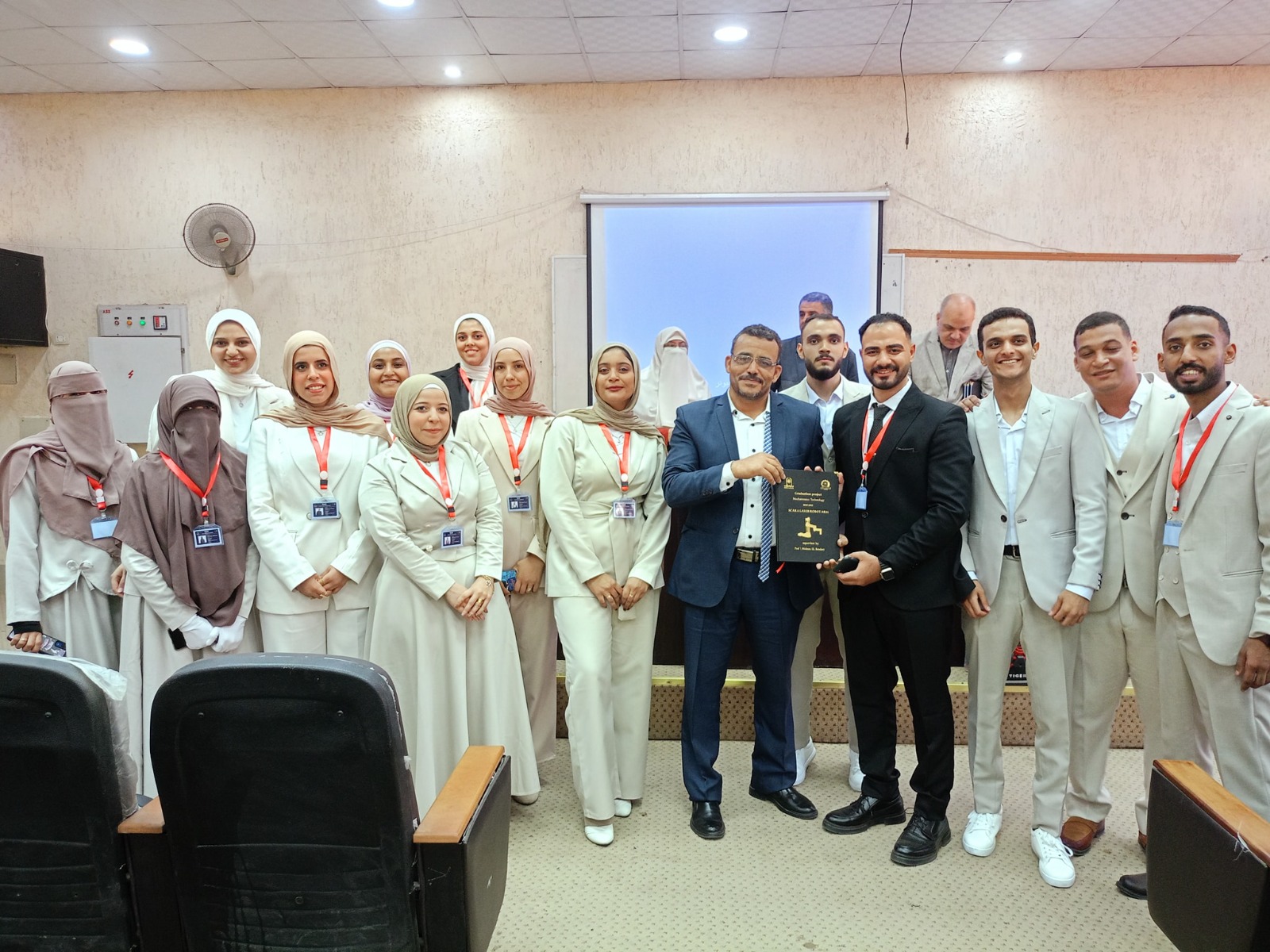 طلاب جامعة حلوان يخترعون ذراع روبوت ليزري للتحكم الذكي