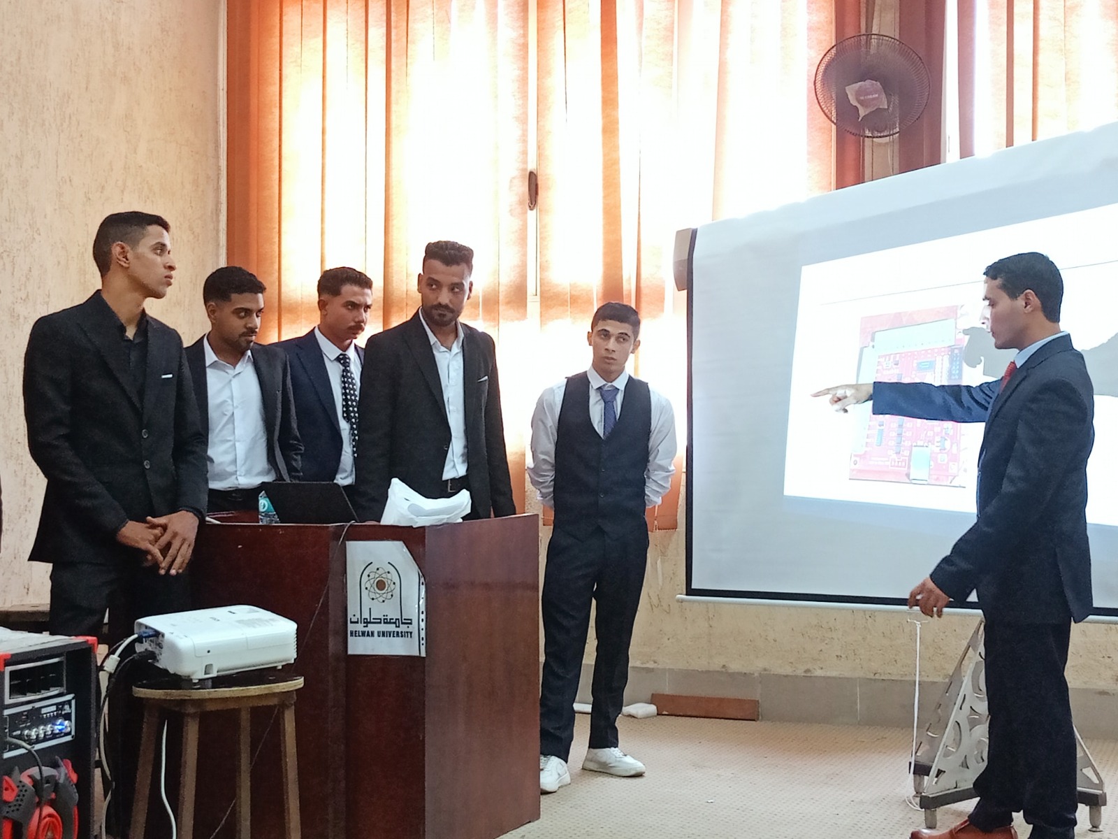 طلاب كلية التكنولوجيا والتعليم جامعة حلوان يبتكرون ماكينة CNC ثلاثية المحاور