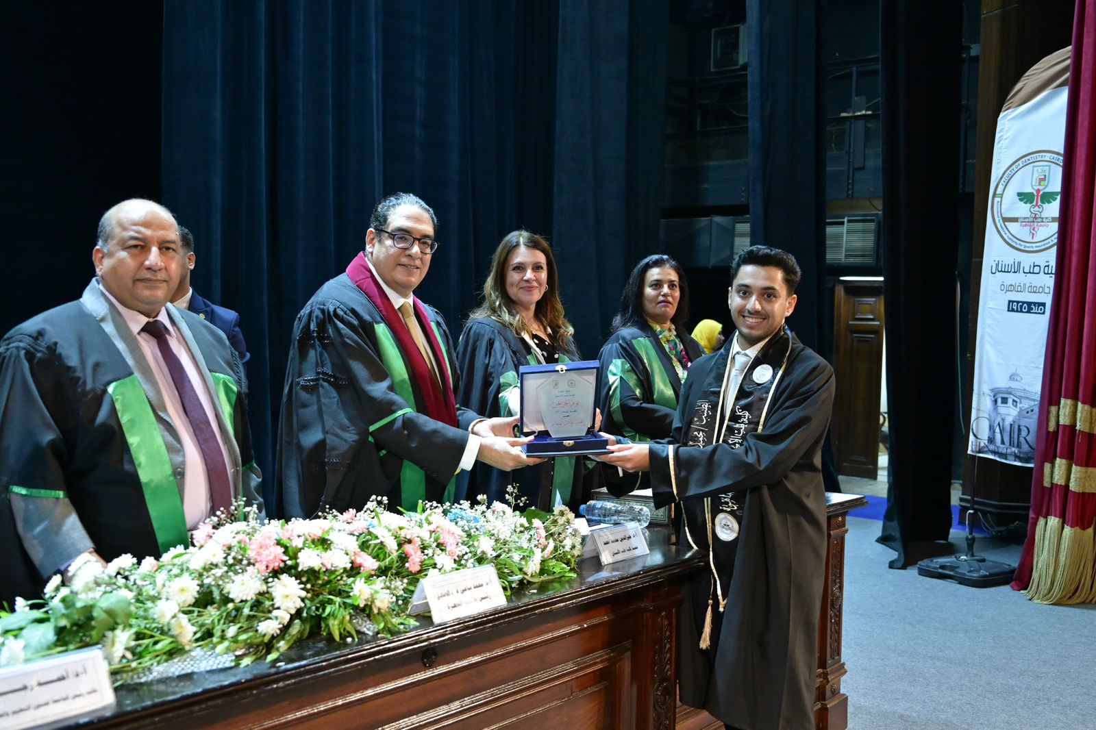 جامعة القاهرة تحتفل بتخريج الدفعة 97 من الطلاب الوافدين بكلية طب الأسنان