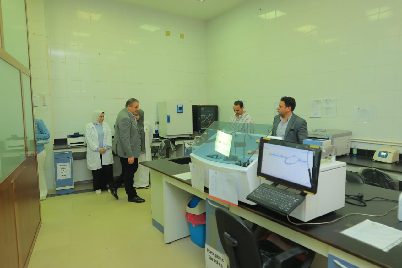 رئيس جامعة كفر الشيخ يتفقد عددًا من المعامل الطبية والمراكز المتخصصة بكلية الطب والمستشفى الجامعي