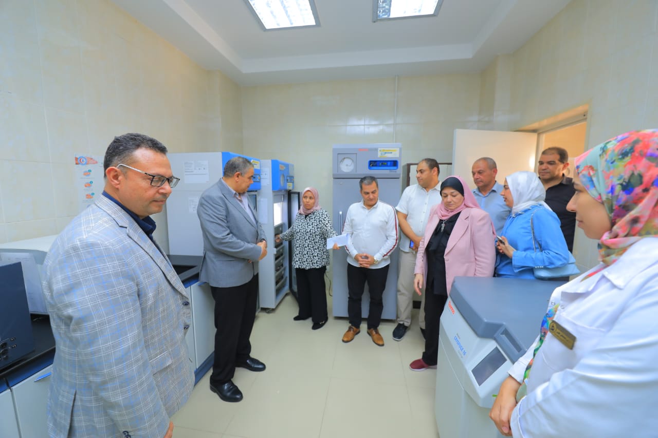رئيس جامعة كفر الشيخ يتفقد عددًا من المعامل الطبية والمراكز المتخصصة بكلية الطب والمستشفى الجامعي