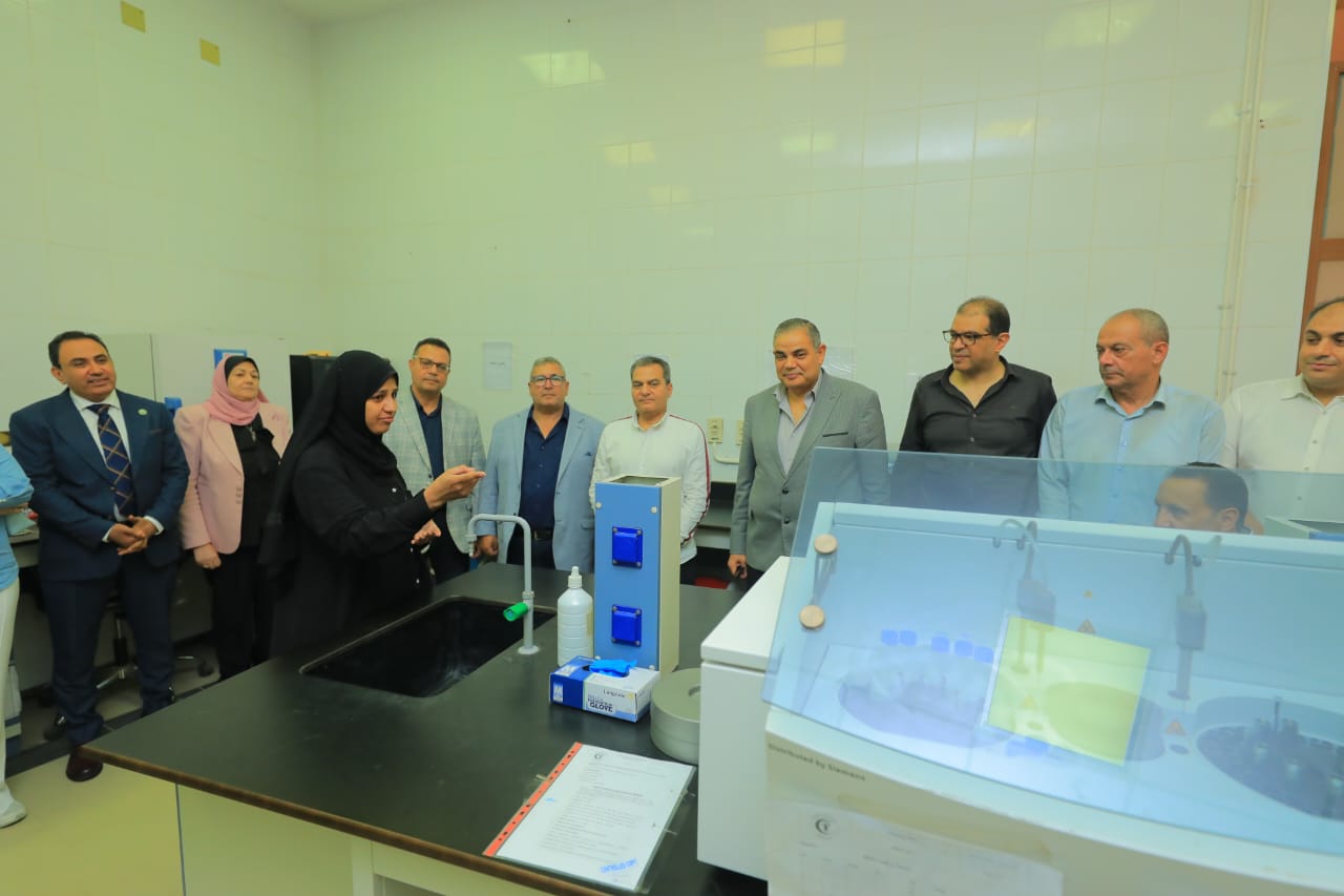 رئيس جامعة كفر الشيخ يتفقد عددًا من المعامل الطبية والمراكز المتخصصة بكلية الطب والمستشفى الجامعي