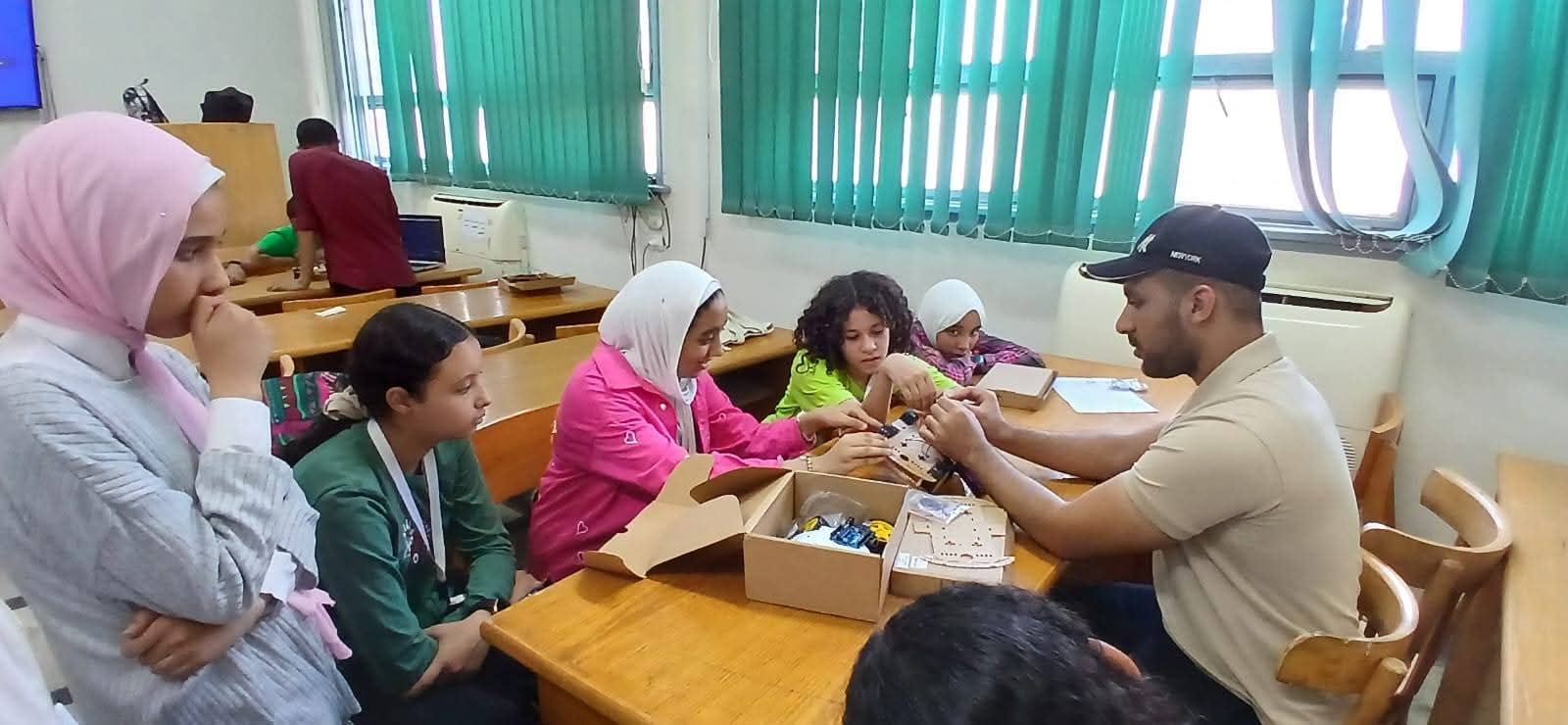 جامعة أسيوط تنظم نشاط علمي بكلية الهندسة ضمن برنامج جامعة الطفل