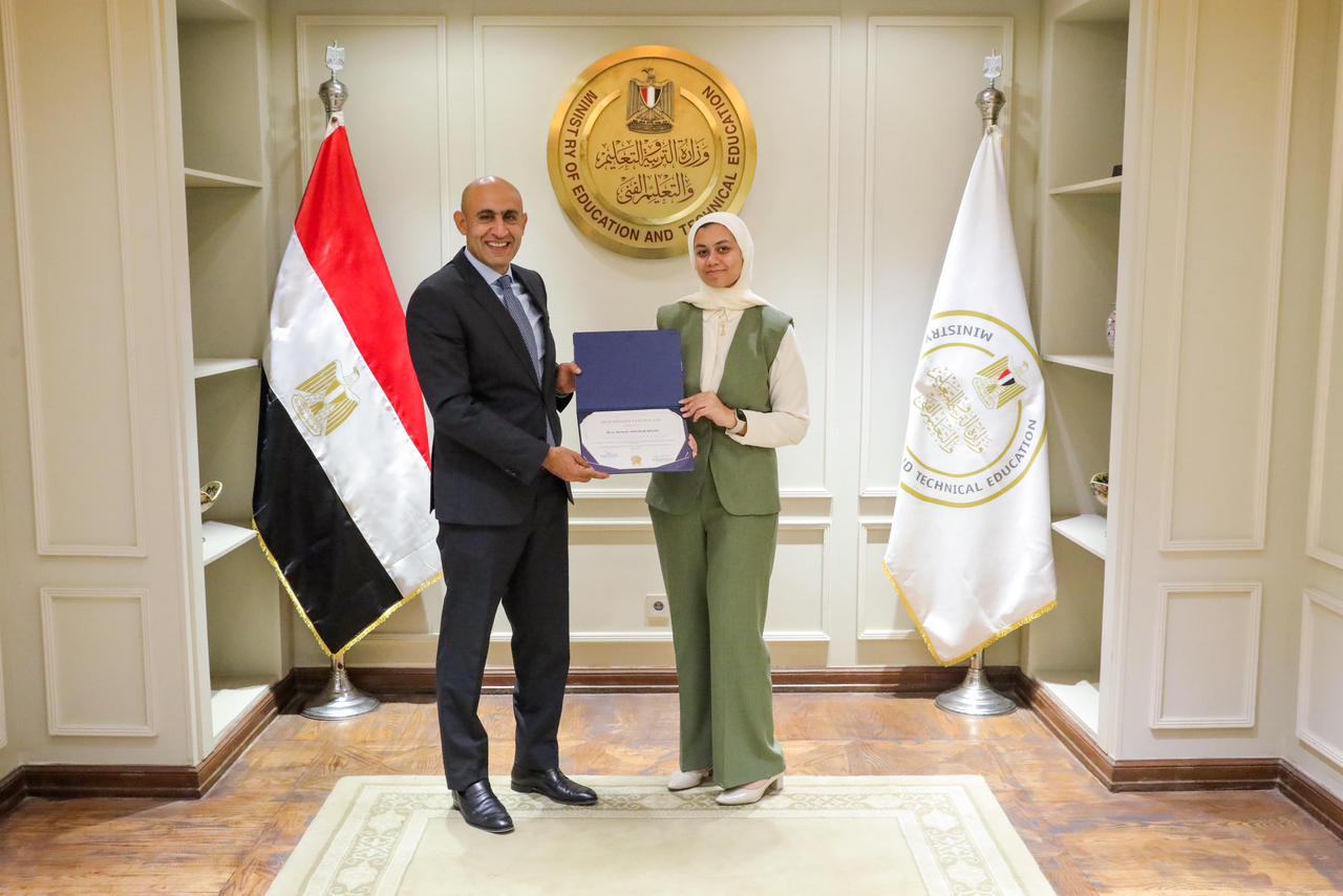 وزير التربية والتعليم يكرم أوائل مدارس النيل الدولية