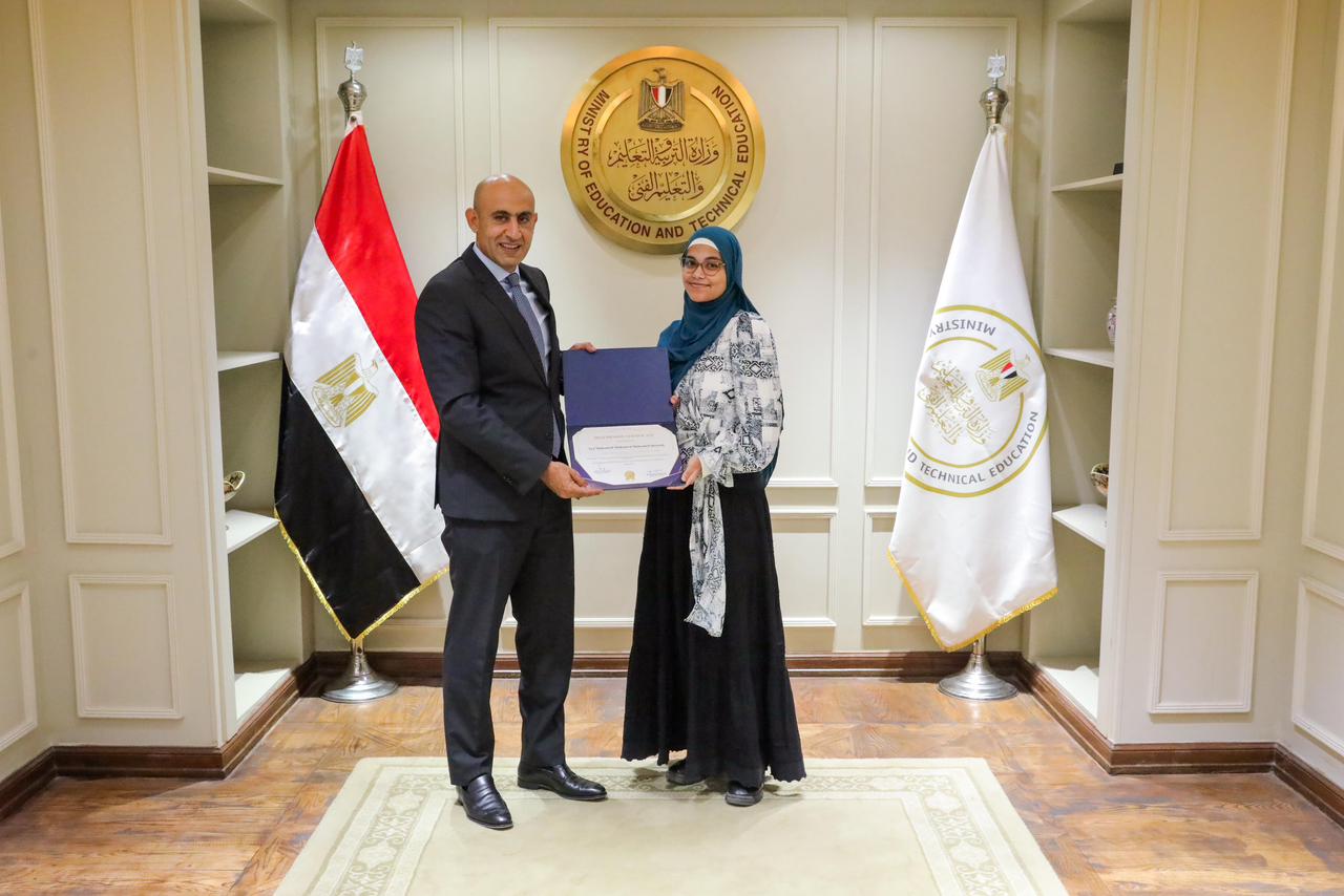 وزير التربية والتعليم يكرم أوائل مدارس النيل الدولية