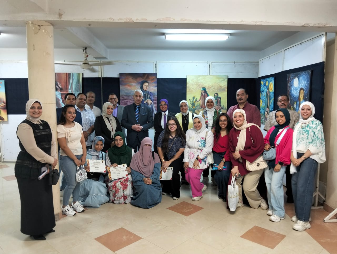  طلاب جامعة أسيوط يعرضون 17 لوحة زيتية في معرض تجليات ذاتية بكلية التربية النوعية