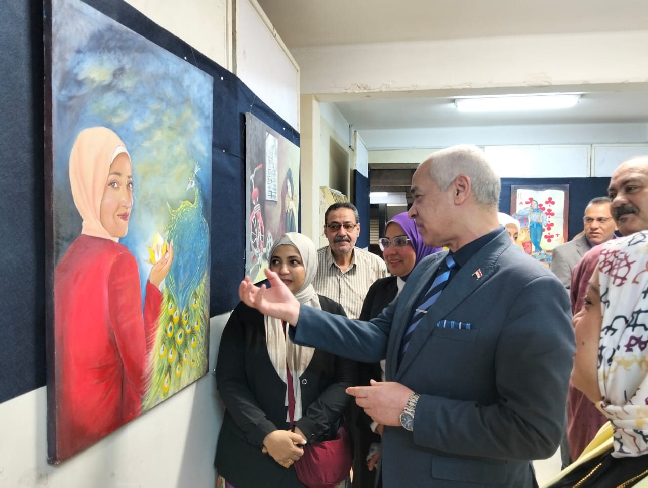  طلاب جامعة أسيوط يعرضون 17 لوحة زيتية في معرض تجليات ذاتية بكلية التربية النوعية