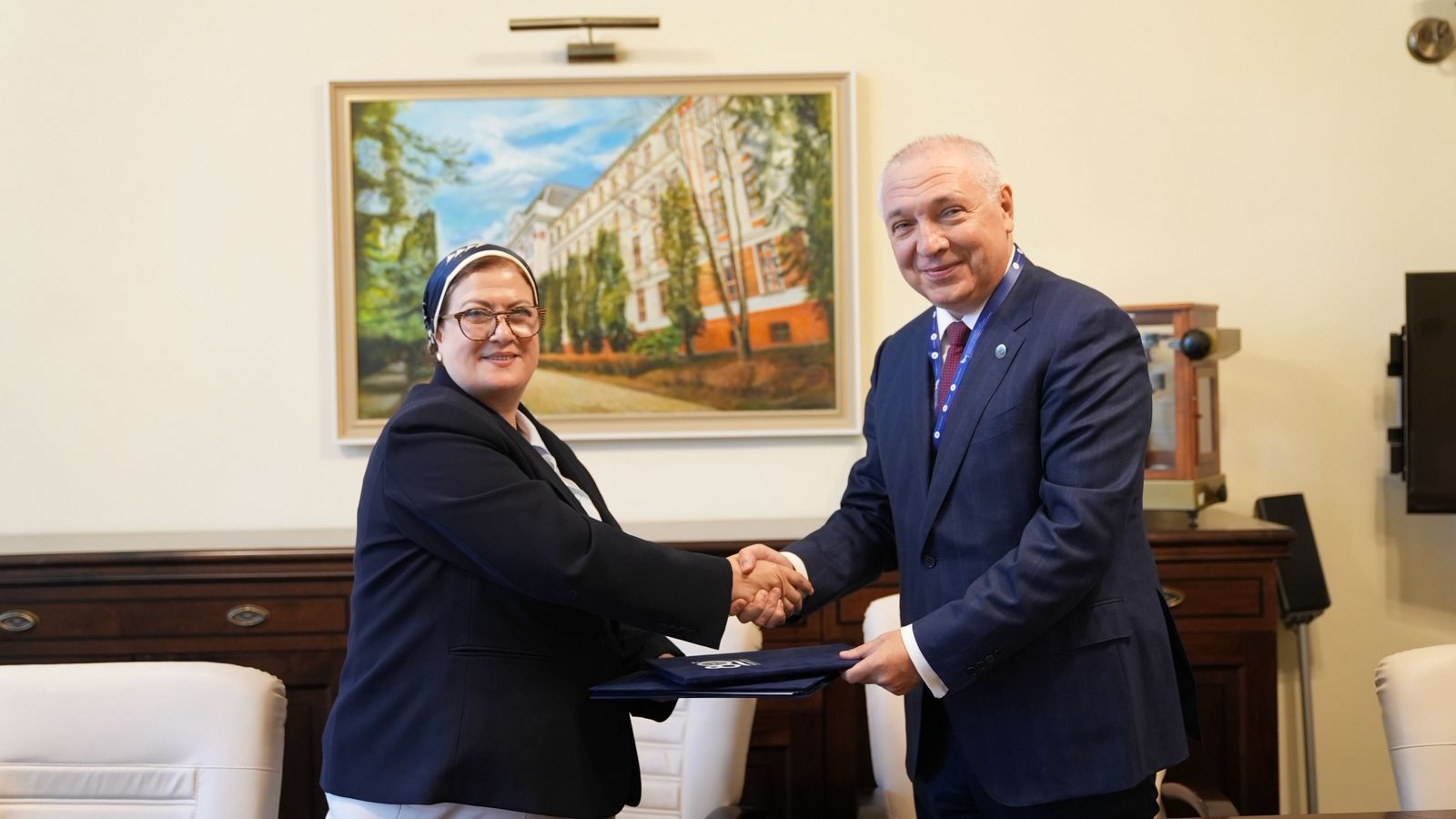 عمدة هوداك برومانيا يكرم طلاب جامعة سيناء 