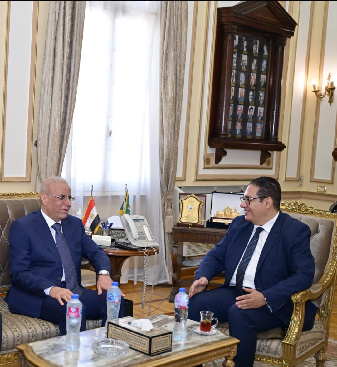 رئيس جامعة القاهرة يستقبل السفير العراقي