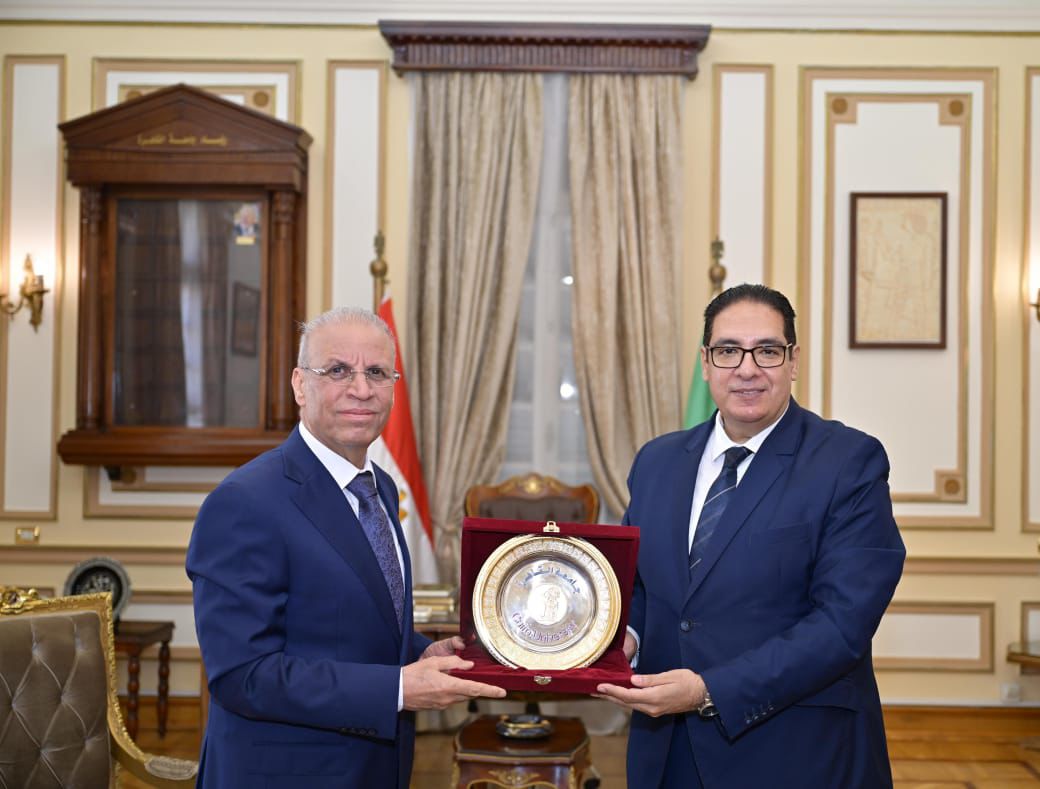 رئيس جامعة القاهرة يستقبل السفير العراقي