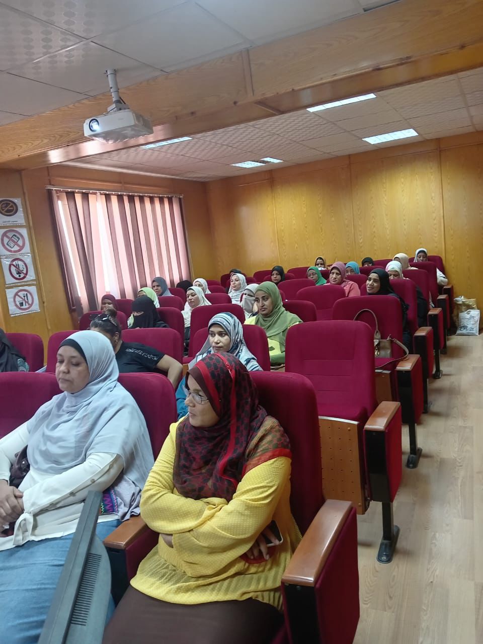 جامعة الأقصر تعزز دور الرائدات الريفيات بتنظيم ورشة الاتصال الفعال