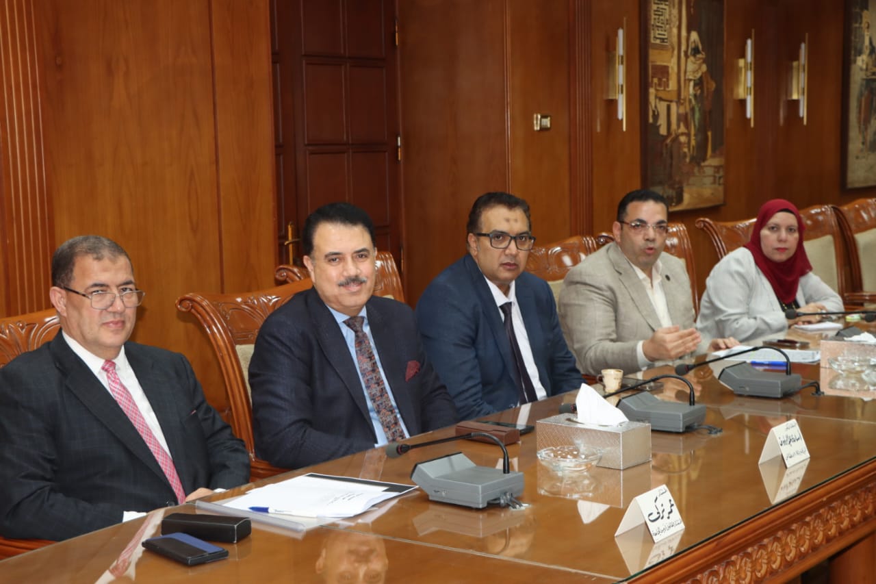 رئيس جامعة المنوفية يناقش تكليف المعيدين والخطة الخمسية 2029