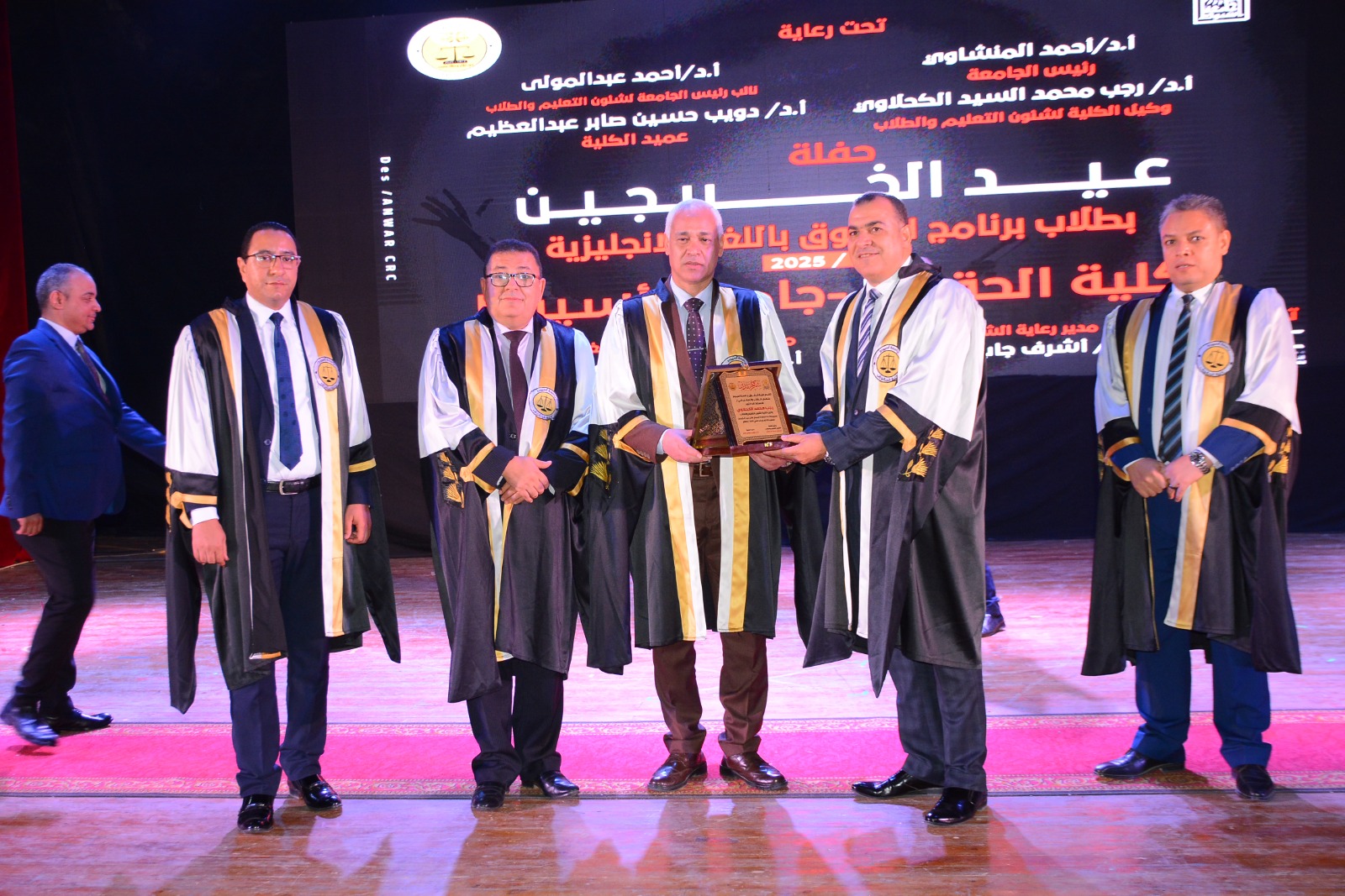 جامعة أسيوط تحتفل بتخريج دفعة جديدة من برنامج اللغة الإنجليزية بكلية الحقوق